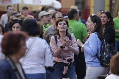 Las calles de León se llenaron de personas en el ambiente festivo que se vivió este domingo.