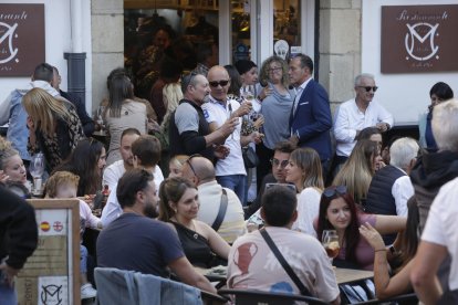 Las calles de León se llenaron de personas en el ambiente festivo que se vivió este domingo.