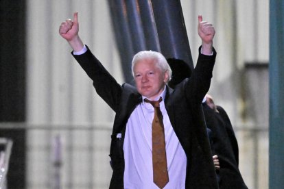 Canberra (Australia), 26/06/2024.- WikiLeaks founder Julian Assange waves at supporters after arriving at Canberra Airport, in Canberra, Australia, 26 June 2024. The judge of the United States District Court for the Northern Mariana Islands on the island of Saipan, on 26 June sentenced Assange for time served in exchange of pleading guilty to the criminal count of conspiring to obtain and disclose classified documents relating to the national defense of the United States. (Marianas del Norte, Estados Unidos) EFE/EPA/MICK TSIKAS AUSTRALIA AND NEW ZEALAND OUT