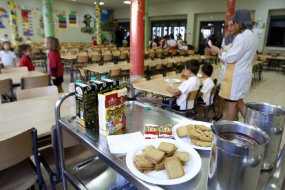 Imagen de archivo del comedor del colegio Gabriela Mistral de Madrid. 
                       EFE/Angel Díaz