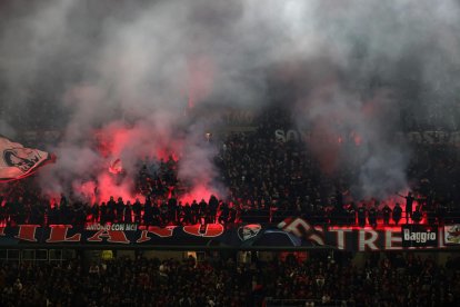 Foto de archivo de aficionados ultras del AC Milan en el estadio Giuseppe Meazza. EFE/EPA/MATTEO BAZZI