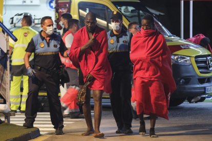 Un cayuco con 80 inmigrantes a bordo, entre ellos dos mujeres, ha llegado en la noche del domingo al muelle de San Miguel de Abona, en el sur de Tenerife. EFE/Alberto Valdés