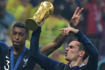 Griezmann, con la Copa del Mundo de Rusia 2018. EFE/EPA/PETER POWELL