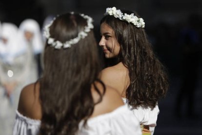 Adolescentes leonesas participan en la conmemoración del Tributo de las Cien Doncellas.