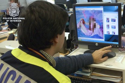 La Policía Nacional ha detenido en varias provincias españolas a doce personas por producir y distribuir contenido pornográfico infantil a través de internet, entre ellos un profesor de inglés que grababa con cámara oculta a sus alumnas en clase y a sus hijos menores cuando jugaban desnudos en su domicilio. EFE