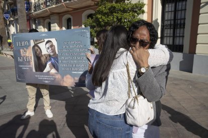 Un veintena de familiares de las víctimas del incendio de las discotecas Teatre y Fonda Milagros de Murcia, se han concentrado esta mañana en la puerta del Ayuntamiento de Murcia con motivo del primer aniversario de la tragedia en la que fallecieron trece personas el 1 de octrubre de 2023. EFE/Marcial Guillén