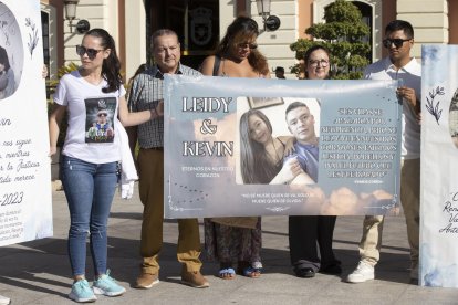 Un veintena de familiares de las víctimas del incendio de las discotecas Teatre y Fonda Milagros de Murcia, se han concentrado esta mañana en la puerta del Ayuntamiento de Murcia con motivo del primer aniversario de la tragedia en la que fallecieron trece personas el 1 de octrubre de 2023. EFE/Marcial Guillén