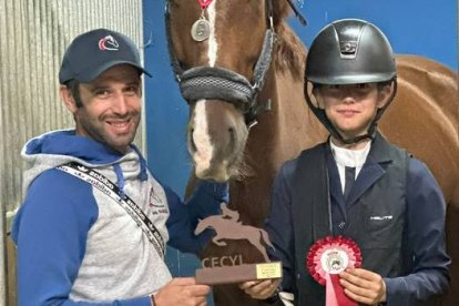 Iria Peláez Año junto a su entrenador César Mañanes y su medalla de plata. DL