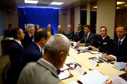 Paris (France), 01/10/2024.- French President Emmanuel Macron chairs a National Defence and Security Council dedicated to the situation in Lebanon, at the Elysee Palace in Paris, France, 01 October 2024. The Israeli military opn early 01 October said it had begun ground raids based against Hezbollah targets and infrastructure in southern Lebanon. (Francia, Líbano, Hizbulá/Hezbolá) EFE/EPA/Sarah Meyssonnier / POOL MAXPPP OUT