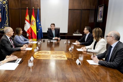 El presidente de Castilla y León, Alfonso Fernández Mañueco (c), se reúne con los rectores de las cuatro universidades públicas (Burgos, León, Salamanca y Valladolid) para analizar, entre otras cuestiones, el modelo de financiación plurianual y la solicitud de grados de Medicina para León y Burgos. EFE/ Nacho Gallego