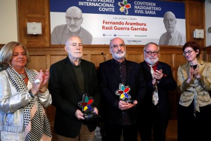 La presidenta del Colectivo de Víctimas del Terrorismo, Covite, Consuelo Ordóñez (i), Maite Pagazaurtundua (d) y el filósofo Fernando Savater (2d), durante el acto de entrega este miércoles en San Sebastián del XVIII Premio Internacional Covite a los escritores Fernando Aramburu (c) y Raúl Guerra Garrido (2i) en reconocimiento a su compromiso literario con las víctimas del terrorismo en 2019.