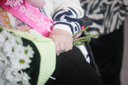 Teresa Pérez, en la fiesta que su familia le preparó este jueves por la mañana en la residencia donde vive en Puente Villarente.