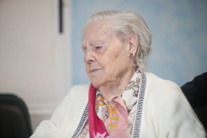 Teresa Pérez, en la fiesta que su familia le preparó este jueves por la mañana en la residencia donde vive en Puente Villarente.