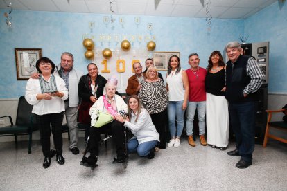 Teresa Pérez, en la fiesta que su familia le preparó este jueves por la mañana en la residencia donde vive en Puente Villarente.