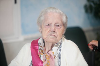 Teresa Pérez, en la fiesta que su familia le preparó este jueves por la mañana en la residencia donde vive en Puente Villarente.