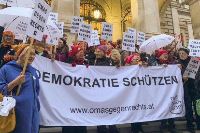 Entre 15.000 y 17.000 personas, según los organizadores, se manifestaron este jueves en Viena para rechazar una eventual entrada en el Gobierno de Austria del partido ultranacionalista y de extrema derecha FPÖ, que ganó las elecciones el pasado domingo con el 29 % de los votos. La manifestación comenzó con una concentración ante el edificio central de la Universidad de Viena, y recorrió luego el centro de la ciudad hasta la sede del Parlamento. EFE/Juan Aguilar