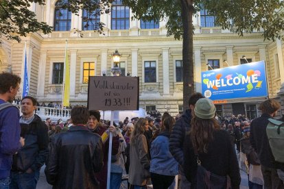 Entre 15.000 y 17.000 personas, según los organizadores, se manifestaron este jueves en Viena para rechazar una eventual entrada en el Gobierno de Austria del partido ultranacionalista y de extrema derecha FPÖ, que ganó las elecciones el pasado domingo con el 29 % de los votos. La manifestación comenzó con una concentración ante el edificio central de la Universidad de Viena, y recorrió luego el centro de la ciudad hasta la sede del Parlamento. EFE/Juan Aguilar