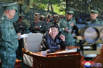 Una fotografía publicada por la agencia oficial de noticias central de Corea del Norte (KCNA) muestra al líder norcoreano Kim Jong-un inspeccionando la base de entrenamiento de la unidad de operaciones especiales del Ejército en un lugar no revelado en el oeste de Corea del Norte, el 2 Octubre de 2024 (publicado el 4 de octubre de 2024). EFE/EPA/KCNA