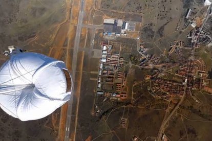 Vista cenital de la base militar de La Virgen del Camino y de la localidad desde un globo estratosférico.