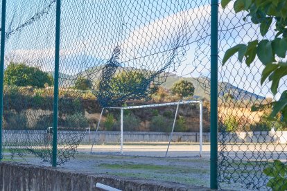 Estado del vallado del complejo deportivo de Fabero, en una fotografía difundida por el PSOE.