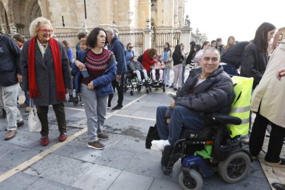 Comienzo de la II Marcha de Aspace León desde la plaza de la Catedral.