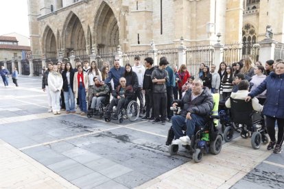 Comienzo de la II Marcha de Aspace León desde la plaza de la Catedral.