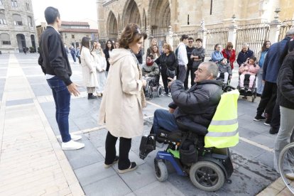 Comienzo de la II Marcha de Aspace León desde la plaza de la Catedral.