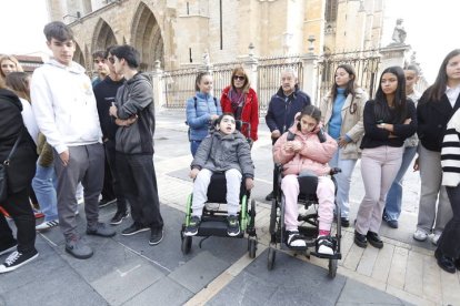 Comienzo de la II Marcha de Aspace León desde la plaza de la Catedral.