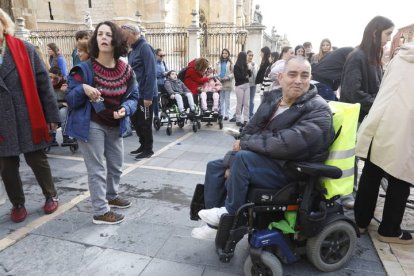 Comienzo de la II Marcha de Aspace León desde la plaza de la Catedral.