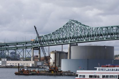 Imagen de varios contenedores de almacenamiento de combustible en un muelle bajo el puente Tobin en Chelsea, Massachusetts (EE.UU). EFE/EPA/CJ GUNTHER