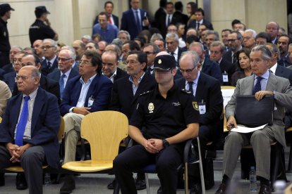 Imagen de archivo del inicio del juicio en la Audiencia Nacional, en San Fernando de Henares, contra los expresidentes de Caja Madrid Miguel Blesa (d) y Rodrigo Rato (2-d) y otros 63 usuarios de las polémicas tarjetas "black", entre ellos el expresidente de la CEOE, Gerardo Díaz Ferrán (i). EFE/Chema Moya ***POOL***