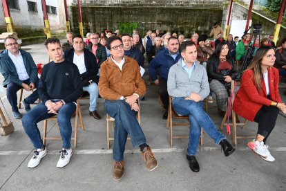 Participantes en la Fiesta de la Rosa del Partido Socialista, en Laciana.