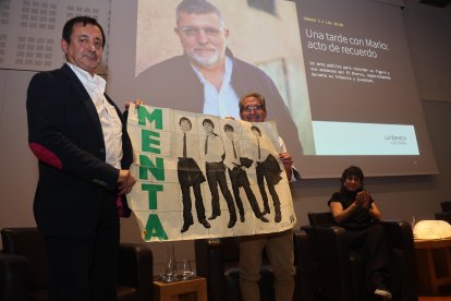 Un momento del homenaje póstumo a Mario Tascón en la Térmica Cultural de Ponferrada, con la imagen del grupo musical Menta.