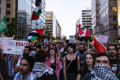 Manifestantes pro palestinos marchan por la calle luego de una manifestación en el Parque Lafayette, cerca de la Casa Blanca en Washington, DC, EE. UU., el 5 de octubre de 2024. EFE/EPA/Anna Roe Layden