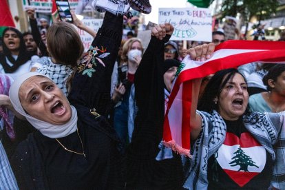 Manifestantes pro palestinos marchan por la calle luego de una manifestación en el Parque Lafayette, cerca de la Casa Blanca en Washington, DC, EE. UU., el 5 de octubre de 2024. EFE/EPA/Anna Roe Layden