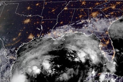 Fotografía satelital cedida este sábado por la Oficina Nacional de Administración Oceánica y Atmosférica (NOAA) a través del Centro Nacional de Huracanes (NHC) estadounidense donde se muestra la localización de la tormenta tropical Milton en el Golfo de México. EFE/NOAA-NHC