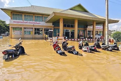 Una fotografía muestra varias motos bajo el agua el sábado por las inundaciones en la ciudad de Chiang Mai, en el norte de Tailandia. EFE/EPA/PUBLIC RELATIONS OFFICE REGION 3 HANDOUT BEST QUALITY AVAILABLEHANDOUT EDITORIAL USE ONLY/NO SALES