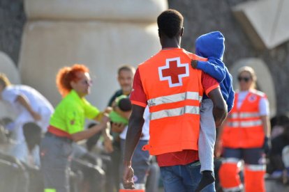 Cada vez que llega un cayuco a la isla canaria de El Hierro, un equipo de voluntarios y sanitarios son las primeras caras que ven los migrantes al pisar tierra