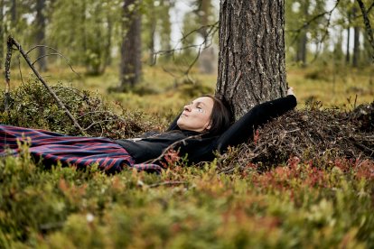 Virpi, de Finlandia, abrazando un árbol.