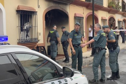 Cuatro personas, todas ellas de una misma familia -el padre, la madre y dos hijos, uno de 20 años y otro de 16-, murieron este domingo en un incendio registrado en una vivienda de la localidad sevillana de Guillena. EFE/ David Arjona