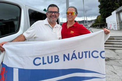 África Miranda posa junto a Ángel Puente, comodoro del Club Náutico León y vicepresidente de la Federación de Castilla y León de Vela.