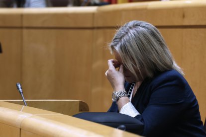 La senadora popular María del Mar Blanco se emociona durante la sesión plenaria del Senado este martes en Madrid. EFE/ Javier Lizón