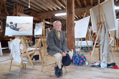 El pintor y escultor Antonio López posa en la harinera de la dársena del Canal de Castilla en la localidad vallisolentana de Medina de Rioseco, donde estos días imparte un taller de pintura en el marco del Programa 'Agua, Arte y Vida. Canal de Castilla'. EFE/Nacho Gallego