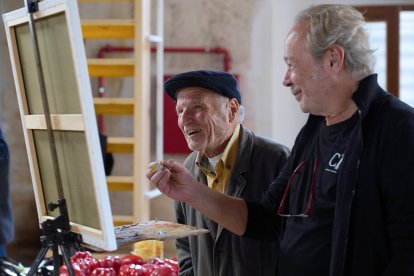 El pintor y escultor Antonio López (i) imparte un taller de pintura en el marco del Programa ', Arte y Vida. Canal de Castilla', en la harinera de la dársena del Canal de Castilla en la localidad vallisolentana de Medina de Rioseco EFE/Nacho Gallego