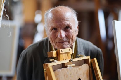 El pintor y escultor Antonio López posa en la harinera de la dársena del Canal de Castilla en la localidad vallisolentana de Medina de Rioseco, donde estos días imparte un taller de pintura en el marco del Programa 'Agua, Arte y Vida. Canal de Castilla'. EFE/Nacho Gallego