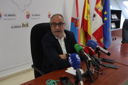 El presidente del Consejo Comarcal del Bierzo, Olegario Ramón, en rueda de prensa.