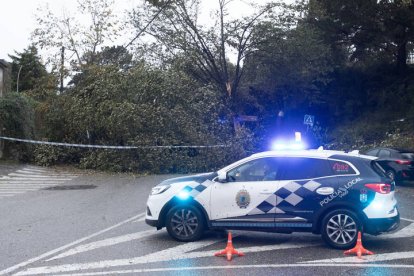 Una mujer lucha contra el viento que le ha dado la vuelta a su paraguas este miércoles en Madrid.