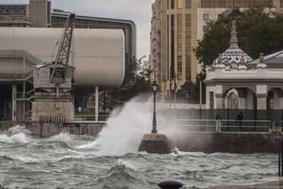 SANTANDER, 09/10/2024.- El huracán Kirk, convertido ya en borrasca a su paso por la península, ha dejado rachas de hasta 205 kilómetros por hora en zonas altas de Cantabria en las últimas horas y un balance de 24 incidencias para Protección Civil, la mayoría caídas de árboles o ramas y desplazamiento de mobiliario urbano. En la imagen, grandes olas chocan este miércoles en Santander. EFE/ Román G. Aguiler