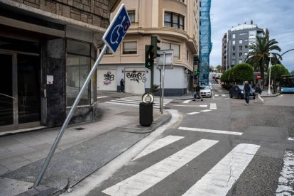 SANTANDER, 09/10/2024.- El huracán Kirk, convertido ya en borrasca a su paso por la península, ha dejado rachas de hasta 205 kilómetros por hora en zonas altas de Cantabria en las últimas horas y un balance de 24 incidencias para Protección Civil, la mayoría caídas de árboles o ramas y desplazamiento de mobiliario urbano. En la imagen, grandes olas chocan este miércoles en Santander. EFE/ Román G. Aguiler