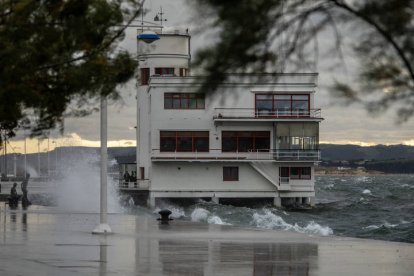 SANTANDER, 09/10/2024.- El huracán Kirk, convertido ya en borrasca a su paso por la península, ha dejado rachas de hasta 205 kilómetros por hora en zonas altas de Cantabria en las últimas horas y un balance de 24 incidencias para Protección Civil, la mayoría caídas de árboles o ramas y desplazamiento de mobiliario urbano. En la imagen, grandes olas formadas en las playas de Santander, este miércoles. EFE/ Román G. Aguiler